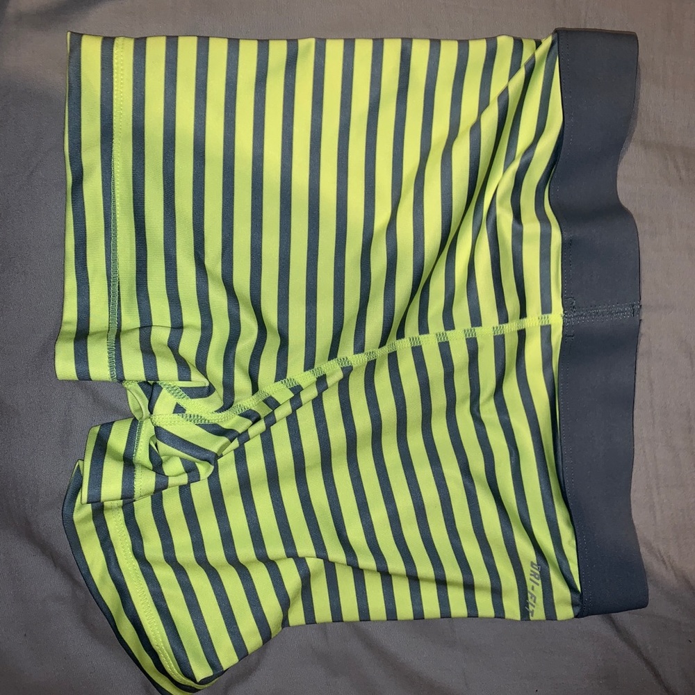 Nike Pros - Picture 2 of 3